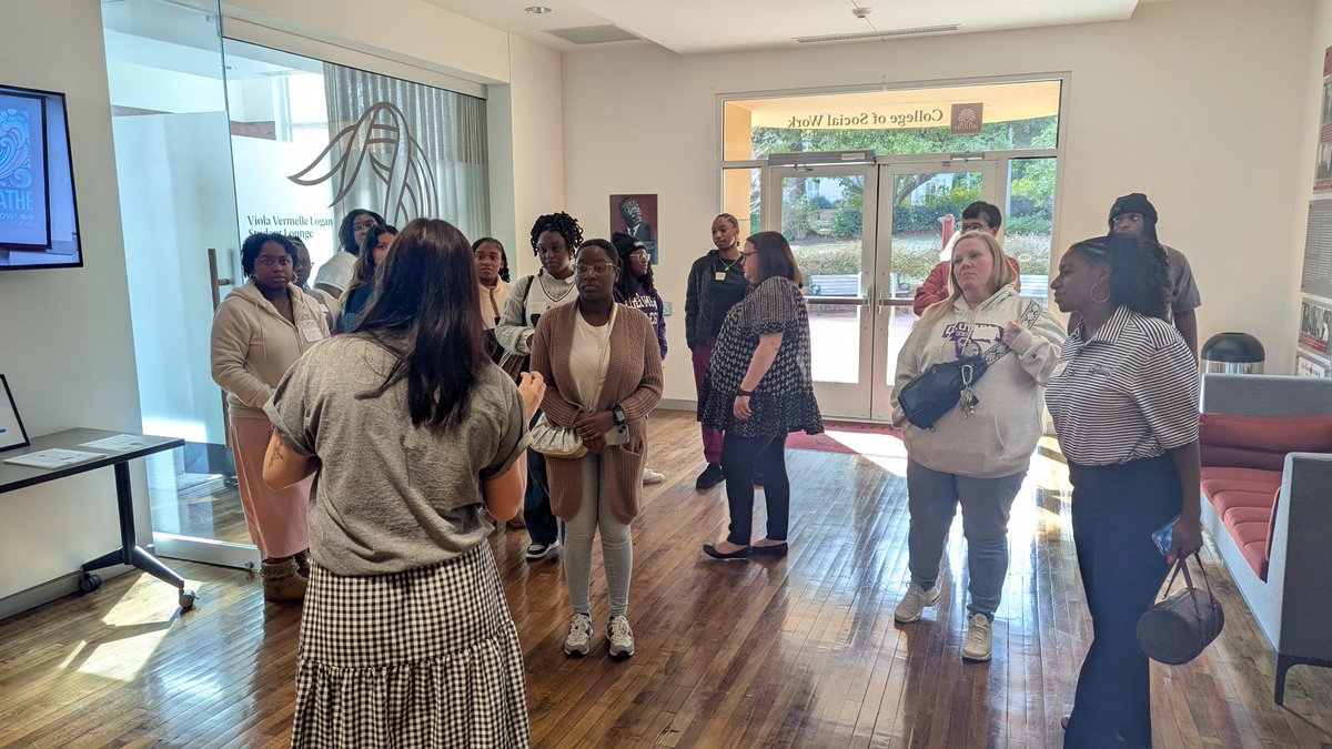 uofsccosw's tweet photo. We loved hosting @ColumbiaKoala students at Hamilton for a meet-and-greet! 🤝It was a great opportunity to connect and showcase what our @UofSC campus has to offer. 📚 @UofSCProvost @uofscgsa #SocialWorkGamecocks https://t.co/PaNa00h5qJ