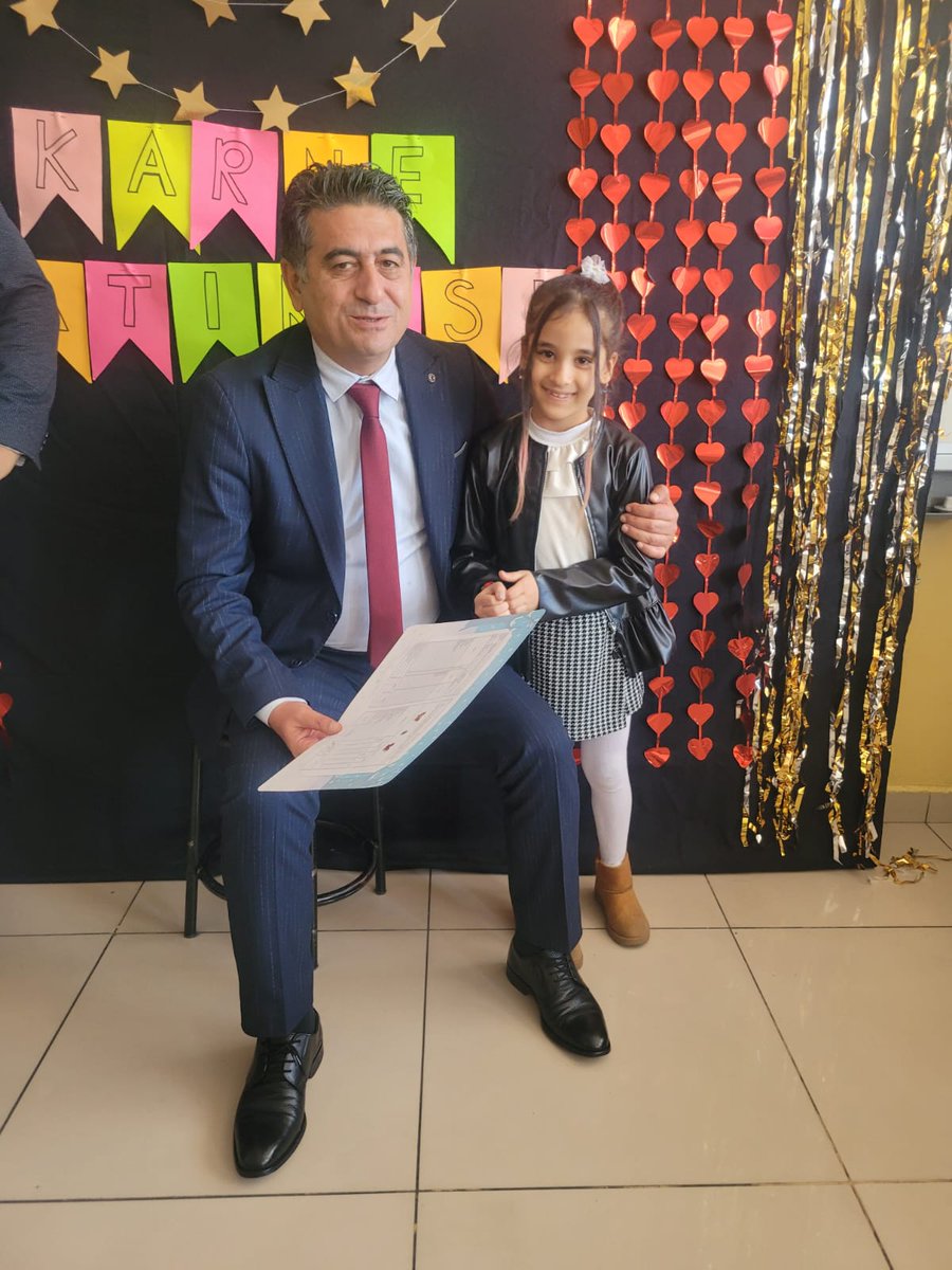 hsngdogan's tweet photo. Şehit Ahmet Bozkurt İlkokulu
#karneheyecanı 
Okulumuzda karne günü heyecanını Şehitkamil İlçe Milli Eğitim Şube Müdürü Bülent Tiryaki   Müdürümüzle paylaştık.
@M_A_Tiryakioglu 
@bulenttiryakii 
@SehitkamilMEM https://t.co/ivbNEZgiGq