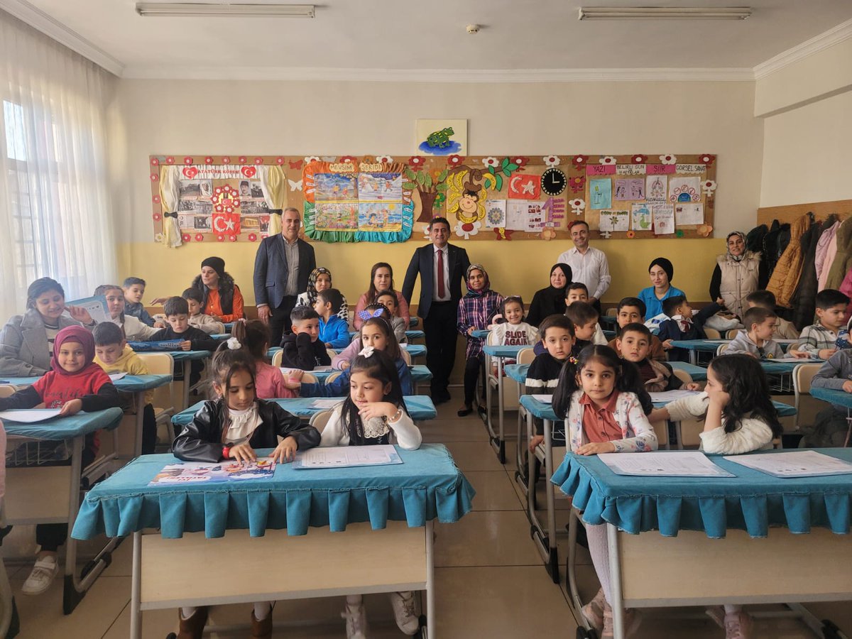 hsngdogan's tweet photo. Şehit Ahmet Bozkurt İlkokulu
#karneheyecanı 
Okulumuzda karne günü heyecanını Şehitkamil İlçe Milli Eğitim Şube Müdürü Bülent Tiryaki   Müdürümüzle paylaştık.
@M_A_Tiryakioglu 
@bulenttiryakii 
@SehitkamilMEM https://t.co/ivbNEZgiGq
