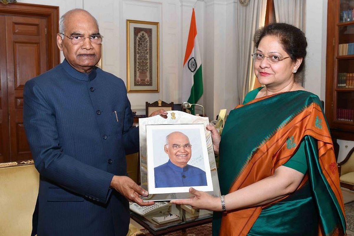 khurpenchh's tweet photo. ��प लोग ये ना सोचिये की ये राष्ट्रपति क़े साथ फोटो खिचवा रही हैं तो बहुत शरीफ हैं ये लोग भारत क़े वो चोर हैं जो चोर साबित होने क़े बाद भी क़ोई सज़ा नहीं पाते हैं।

मैडम का नाम रेनू पाल है,मैडम 1988 बैच की आईएफएस हैं। मैडम को अम्बेसडर बना क़े Austria भेजा गया था कि मैडम वहाँ जाके देश क़े लिए काम करेंगी लेकिन मैडम ने मन में कहा देश की ऐसी की तैसी।
मैडम ने 15 लाख का मकान किराए पे लिया वो भी सरकारी पैसे से और मस्त करोडो का गबन करने लगी लेकिन किसी गधे ईमानदार आदमी ने मैडम की शिकायत कर दी। तो मैडम को उनके ऑस्ट्रेया क़े कार्यकाल ख़तम होने से पहले मंत्रालय तलब कर लिया गया और जांच शुरू हो गई।
केंद्रीय सतर्कता आयोग( CVC) ने मैडम को दोषी पाया।

अब आप लोग सोच रहे होंगे चलो बेईमानी का फल मिल गया, बुरे काम का बुरा नतीजा।
तो आप लोग यहाँ गलत हैं। मैडम को हलके में नहीं लेने का���

मैडम ने इतना कमाया है तो उसका कहीं तो इस्तेमाल होगा ही ना,  मैडम बस दोषी पाई गईं लेकिन सज़ा क़े नाम पे मैडम वाली फ़ाइल पे पकौड़ी और चटनी रख क़े खा ली गई।

मैडम को एक ही महीने में additional Secretary बना दिया गया और खुद विदेश मंत्री जयशंकर जी ने जोइनिंग लेटर दिया। बताया गया की मैडम जयशंकर जी की brainchild थीं।

आप जान लीजिये कि आपक़े एक एक रुपये पे लगने वाले टैक्स क़े पैसे से ये सब अफसर लोग तनख्वाह लेते हैं और घोटा��ा करते हैं आप सब ऐसे मूक दर्शक बनके देखते रहिये।

क्या पूजा खेडकर,क्या संजीव हंस तो क्या रेनू पाल....लानत है ऐसे सिस्टम पे।