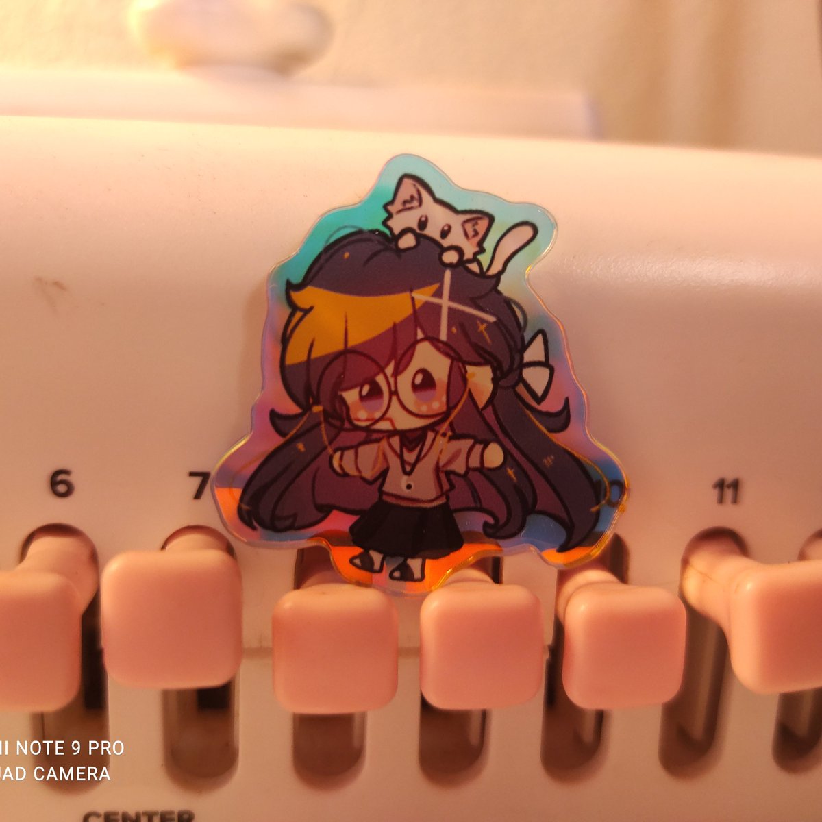 Ya me pueden llevar en su bolsillo (? 
Ay amo sacar merch de mi Oc, soy su fan. 
Alimentado mi esquizo (?