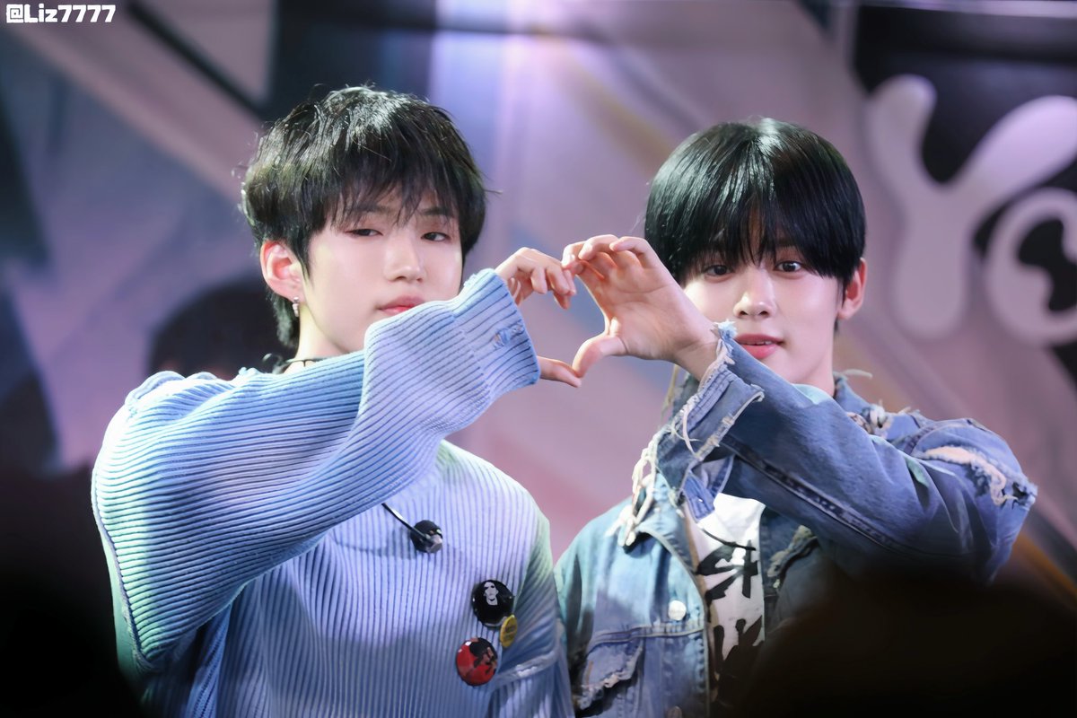 Lizzzz770611's tweet photo. 250117 Tokyo

🥰🥰🥰

#유나이트 #YOUNITE #데이 #DEY #WOONO #우노 https://t.co/pyYhYM9AH9