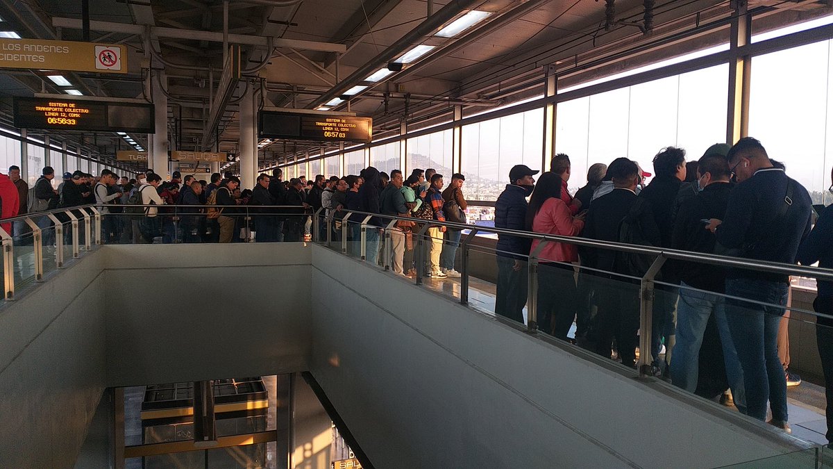 vpisra's tweet photo. @MetroCDMX Tomen precaución, estación #perifericoOriente #lineadorada #linea12 saturada y están tardando más de 7 siete minutos los trenes, dirección TláhuacTláhuac-Mixcoac https://t.co/thuCeTJU5r