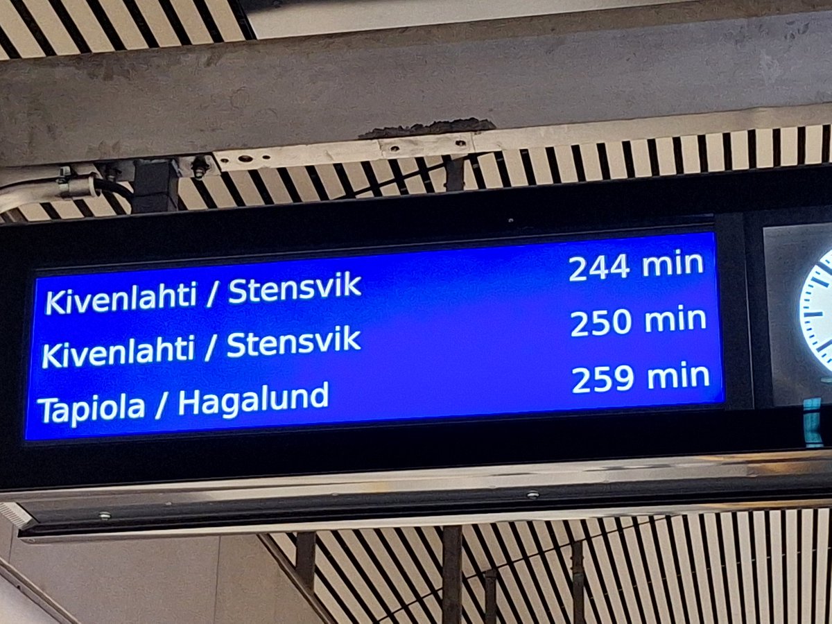 MarkettaHKV's tweet photo. Metroa saa tänään odottaa vähän kauemmin. @HSL_HRT #Hakaniemi https://t.co/xTz2CU824t