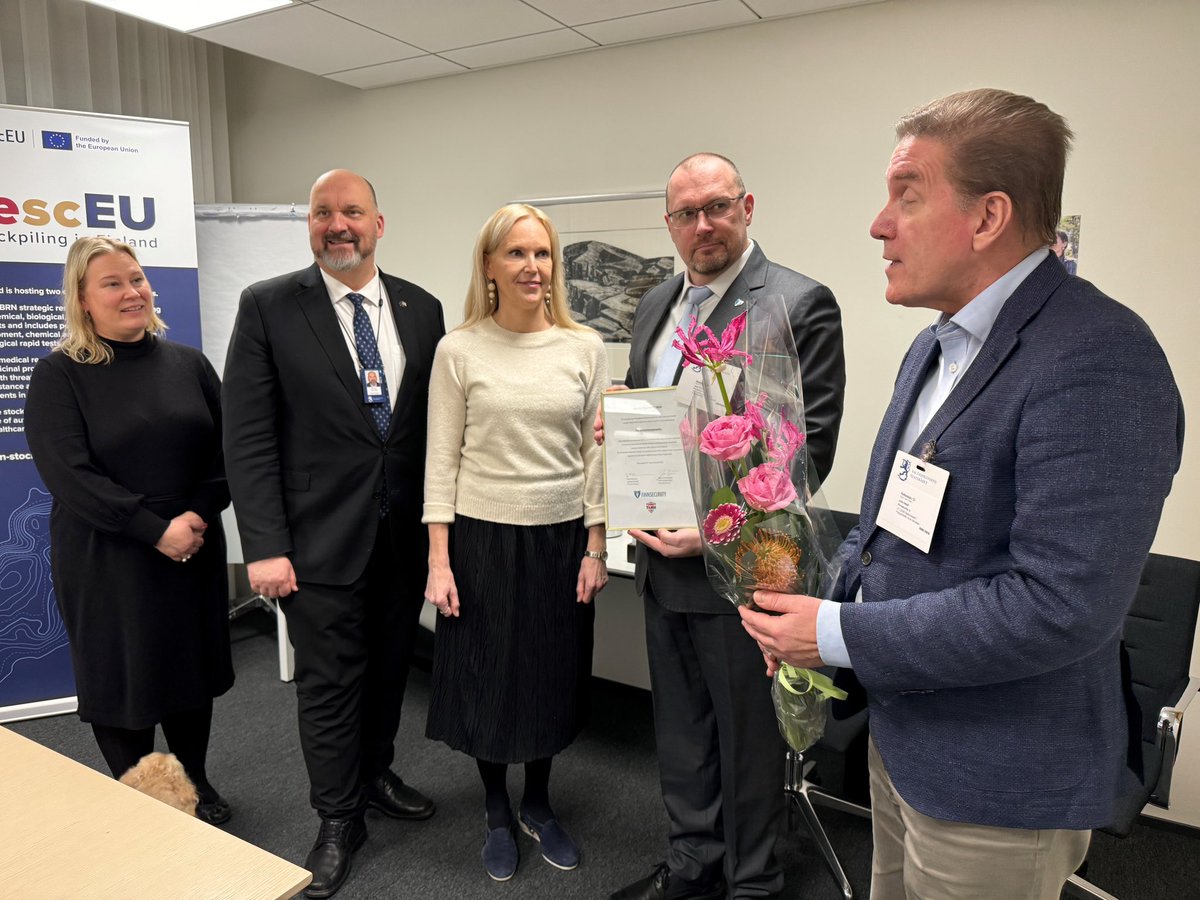 Sisäministeriö palkittiin kansalaisten varautumisoppaasta vuoden 2024 OHTO-palkinnolla, joka jaetaan oikein hyvälle turvallisuusoivallukselle. Palkinnon myönsi Finnsecurity ry ja Turvalliuus&amp;Riskienhallinta-lehti ja sen vastaanottivat <a href="/KimmoKohvakka/">Kimmo Kohvakka</a> <a href="/EriikkaK/">Eriikka Koistinen</a> ja <a href="/PauliinaEskola/">Pauliina Eskola</a>