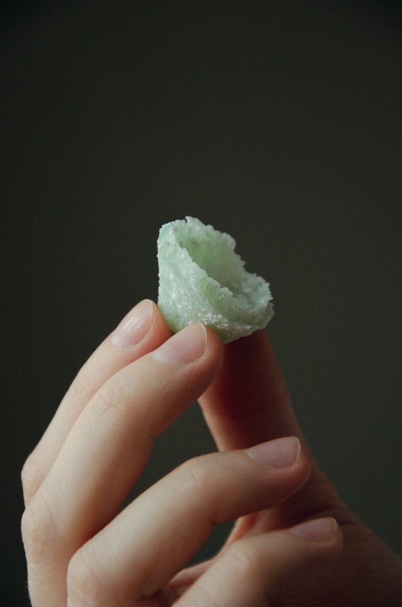 А вот тут толщина пробничка была как раз 5мм и "двойной стенки" нет поэтому 🥰

И желанная сахарная текстура получилась!! А обжиг на 1210!!! 🥰

Невероятно довольна результатом 🧡
Пошла писать следующие тесты.