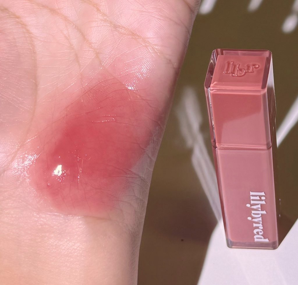 ลิป lillybyred ทนมากกก แล้วเนื้อสวยม้ากกก อันนี้สี 09 indifferent fig ความส้มอมน้ำตาล มีติดชมพูเบาๆ สวยแตกแตน แล้วทนมากก เนื้อฉ่ำตะโกน ชอบบบ

📍พิกัด : s.lazada.co.th/s.tzdAg?cc
(ลดอยู่คับบ ลดเกิน 50% เลย ลดทั้งแบรนด์)