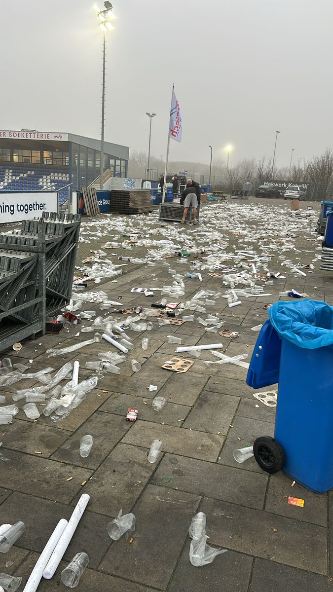 KvvQuickBoys's tweet photo. 🧹 SCHOON | Alsof er niets gebeurd is...Complimenten voor de vrijwilligers van de club! Jullie zijn 𝐓𝐎𝐏𝐏𝐄𝐑𝐒! 🫶

#quihee 🔵⚪ https://t.co/vcSfWdXOkg