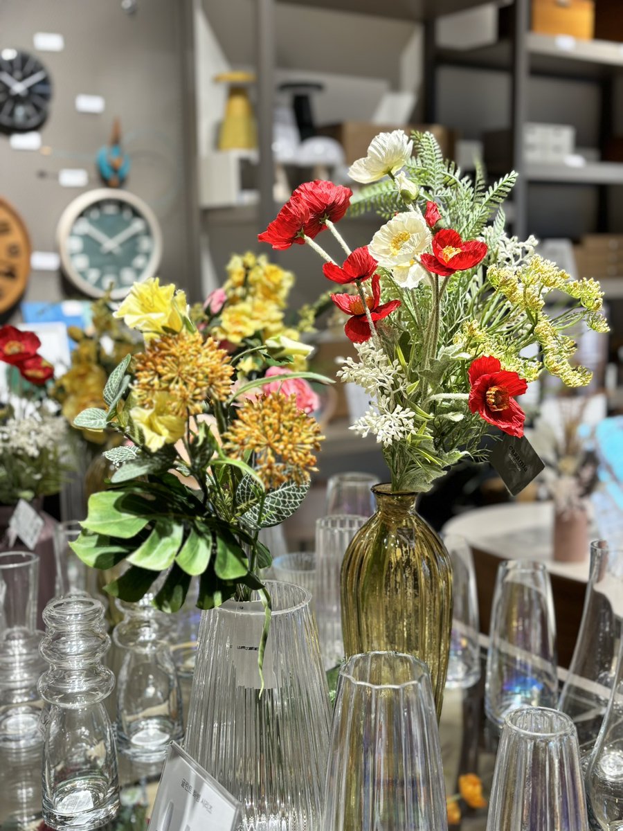 가구 사러 갔다가 세라믹 식탁은 상판과 다리를 따로 주문한 금액을 내야 한다는 소리를 듣고 하염없이 소품만 구경중….

언제부터 식탁이 파츠 추가형 주문 가구가 되었나요
세월 빠르다…🫠