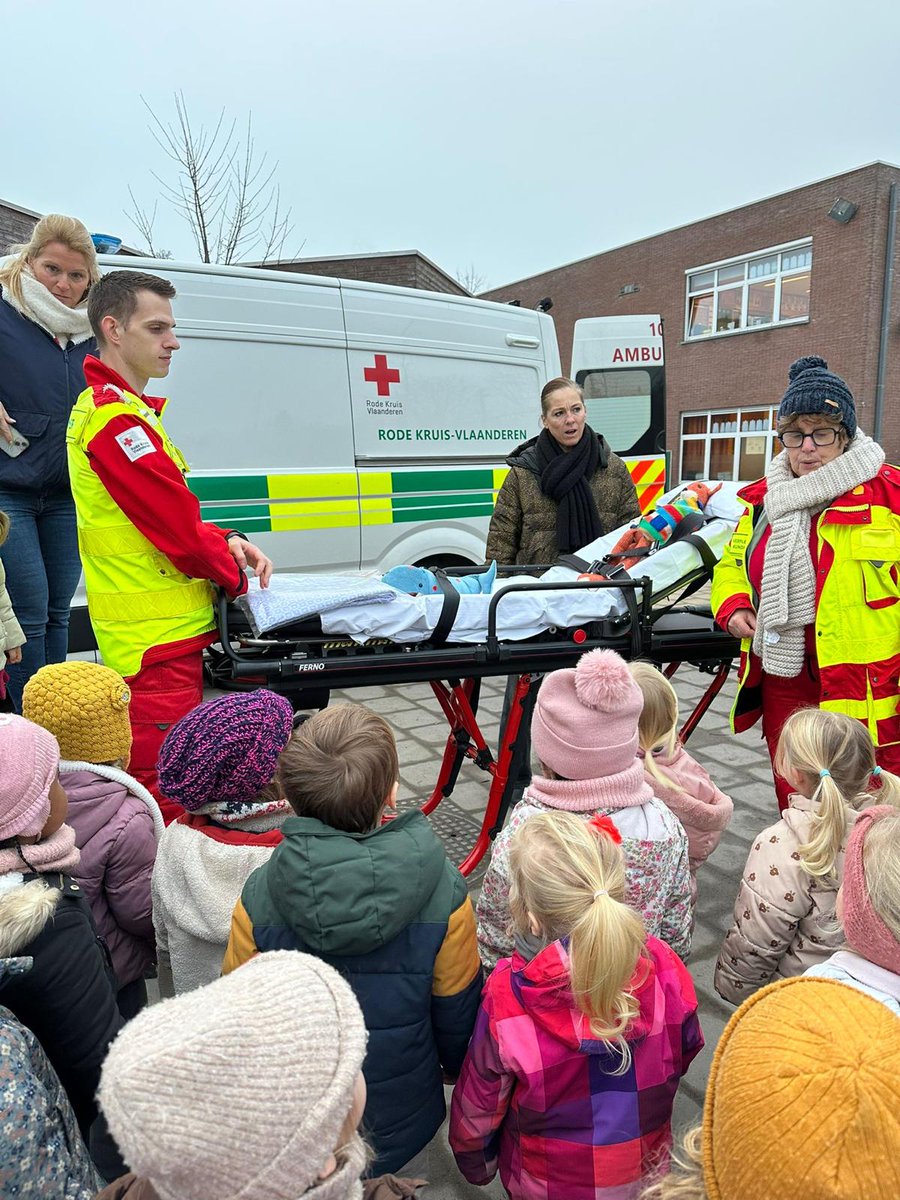 RKKortrijk's tweet photo. 🚑❤️ Vandaag brachten we met de ziekenwagen een bezoek aan de Sint-Paulusschool in Kortrijk! Knuffels Wally🧸en Vosje🦊hadden zich pijn gedaan, maar onze vrijwilligers van Rode Kruis-Kortrijk zorgden voor de eerste hulp. Een leerrijke ervaring voor de kinderen! #RodeKruisKortrijk https://t.co/2izXfE6wDp