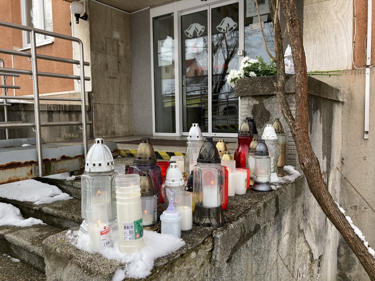 ladislavnov's tweet photo. Na budově gymnázia ve Spišské Staré Vsi visí den po útoku černý prapor. Lidé nosí svíčky na improvizované pietní místo. Podle premiéra Fica šlo zřejmě o výsledek osobního selhání mladého člověka @iROZHLAScz @Radiozurnal1 @CRoPlus https://t.co/eFNWlHvmkI