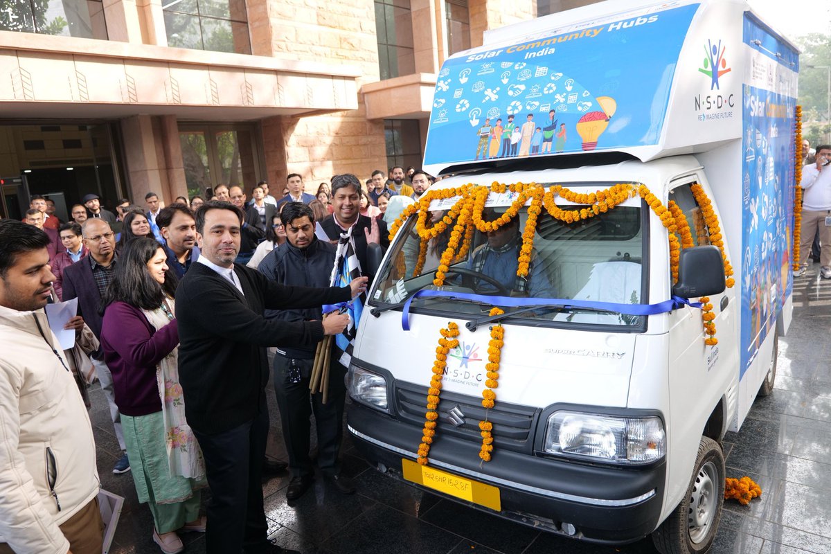 IndiansVoice0's tweet image. माननीय श्री @jayantrld जी द्वारा &apos;सोलर कम्युनिटी हब&apos; पहल के तहत मोबाइल वैन ट्रेनिंग यूनिट्स का शुभारंभ  

@MSDESkillIndia
@NSDCIndia

#SkillIndia #SolarCommunityHub #EmpoweringIndia