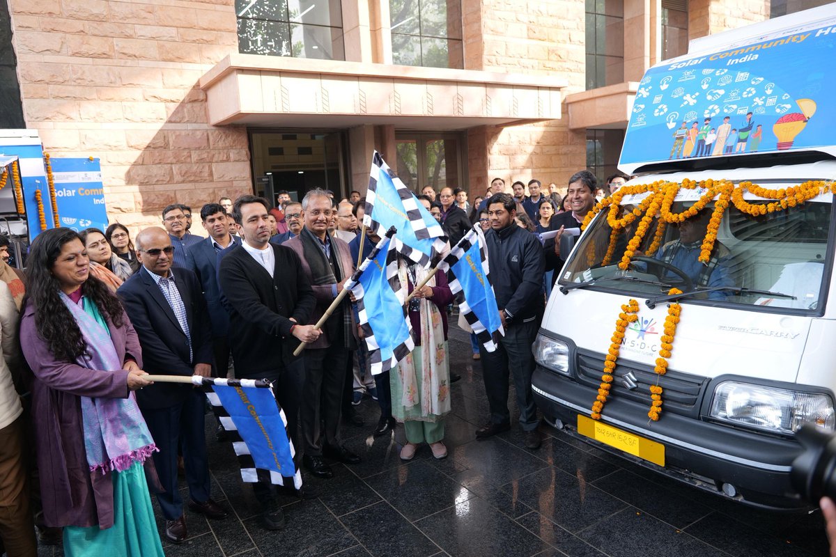 IndiansVoice0's tweet image. माननीय श्री @jayantrld जी द्वारा &apos;सोलर कम्युनिटी हब&apos; पहल के तहत मोबाइल वैन ट्रेनिंग यूनिट्स का शुभारंभ  

@MSDESkillIndia
@NSDCIndia

#SkillIndia #SolarCommunityHub #EmpoweringIndia