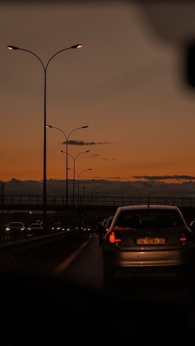 Di lembar pudar
terlukis bayang
jejak langkah
pada ingatan.

Waktu berbisik
di sudut sepi
membuka luka
yang tersembunyi.

Kelopak senja
menyapu sunyi
menjaga rindu
yang tak bertepi.

#piece_of_story #love #alwaysforever #youandme #memories #senja #sore
