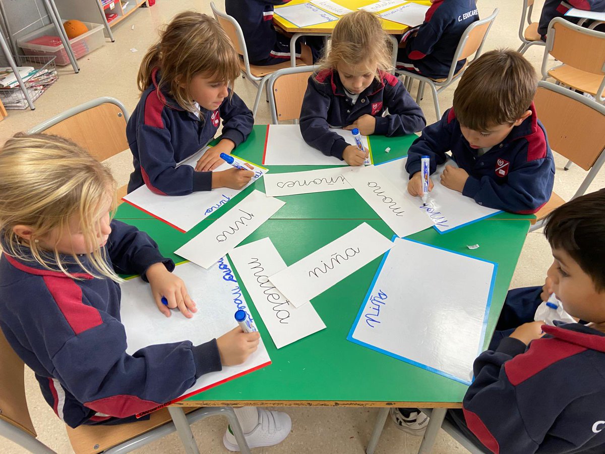 C_Penalvento's tweet photo. Nuestros peques de 5 años, siguen aprendiendo y descubriendo la gran aventura de leer y escribir mientras se divierten. Con esta motivación seguro que lo consiguen sin problemas!! #Educare #FormandoPersonas https://t.co/3Lkfubq67P
