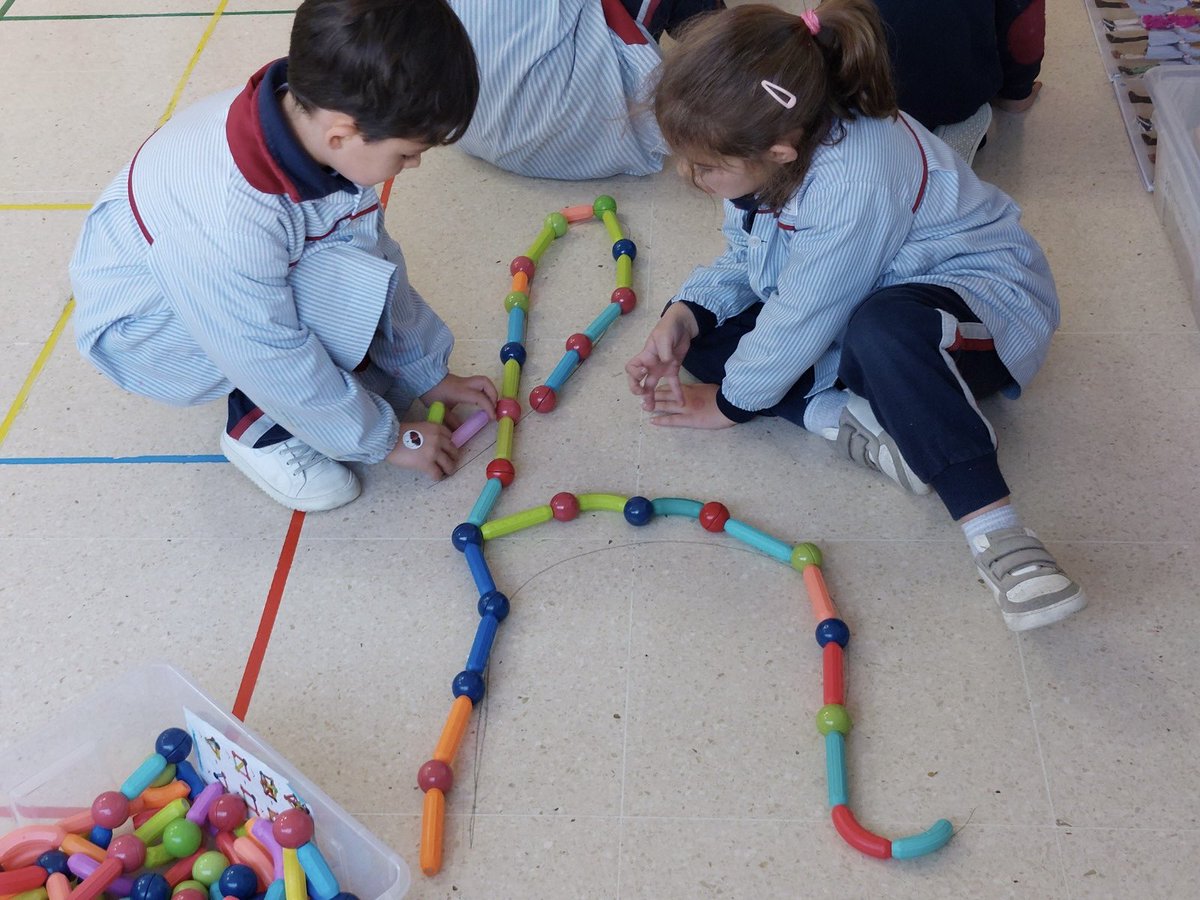 C_Penalvento's tweet photo. Nuestros peques de 5 años, siguen aprendiendo y descubriendo la gran aventura de leer y escribir mientras se divierten. Con esta motivación seguro que lo consiguen sin problemas!! #Educare #FormandoPersonas https://t.co/3Lkfubq67P