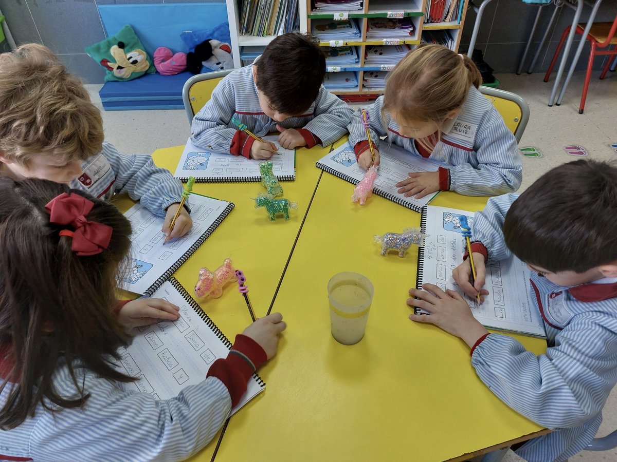 C_Penalvento's tweet photo. Nuestros peques de 5 años, siguen aprendiendo y descubriendo la gran aventura de leer y escribir mientras se divierten. Con esta motivación seguro que lo consiguen sin problemas!! #Educare #FormandoPersonas https://t.co/3Lkfubq67P