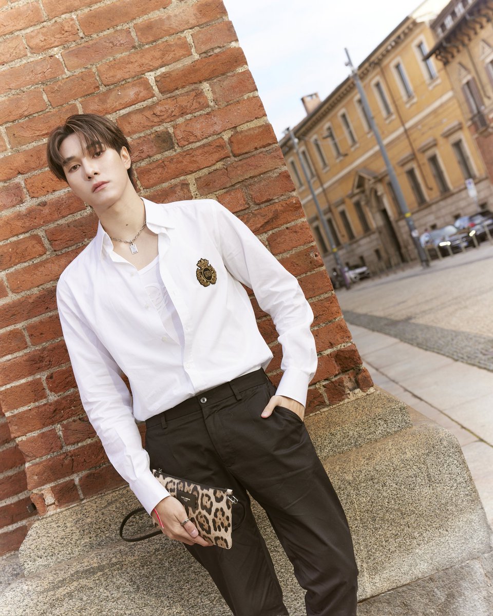 ElleMenThailand's tweet photo. อุ่นเครื่อง Milan Fashion Week ด้วยลุคสตรีทของ @Hirunkit_ ในวันสบายๆ ในเมืองมิลาน ในโททัลลุคจาก @dolcegabbana

#ELLEMENNews
#ELLEMENThailand
#DolceGabbana #DGPS25 #DGFW25 #NANIxDolceGabbana #hirunkit_ https://t.co/KJN1mL1wjP