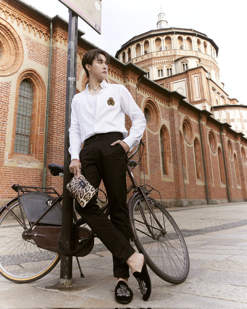 ElleMenThailand's tweet photo. อุ่นเครื่อง Milan Fashion Week ด้วยลุคสตรีทของ @Hirunkit_ ในวันสบายๆ ในเมืองมิลาน ในโททัลลุคจาก @dolcegabbana

#ELLEMENNews
#ELLEMENThailand
#DolceGabbana #DGPS25 #DGFW25 #NANIxDolceGabbana #hirunkit_ https://t.co/KJN1mL1wjP