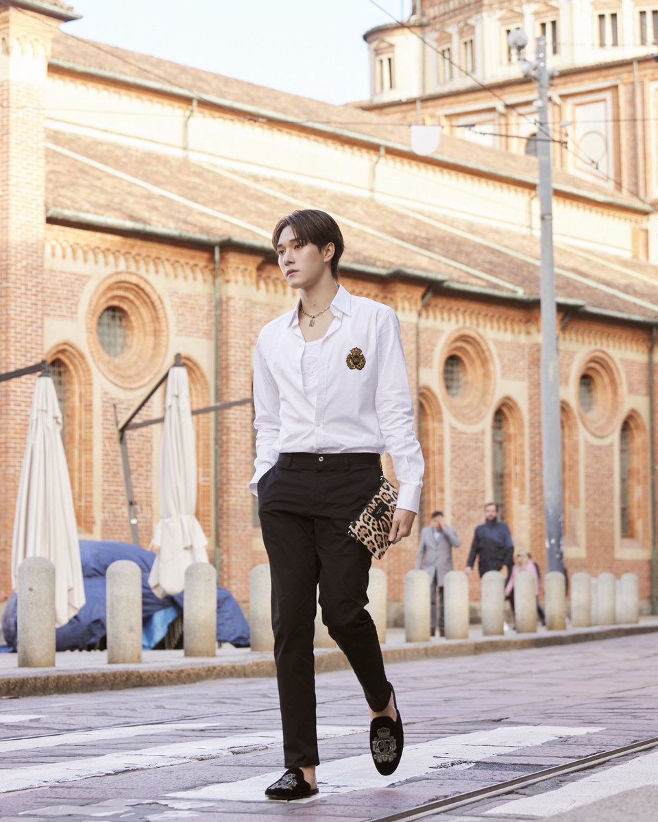 bazaarthailand's tweet photo. ลุค Street Style ในวันสบายๆ ในเมืองมิลานของนักแสดงหนุ่มนานิ หิรัญกฤษฎิ์ โททัลลุคเรียบหรูทั้งหมดจากคอลเลกชั่น Pre-Spring 2025 จาก Dolce&amp;Gabbana

#hirunkit_ 
#DolceGabbana 
#NANIxDolceGabbana https://t.co/KyIgbPnifG