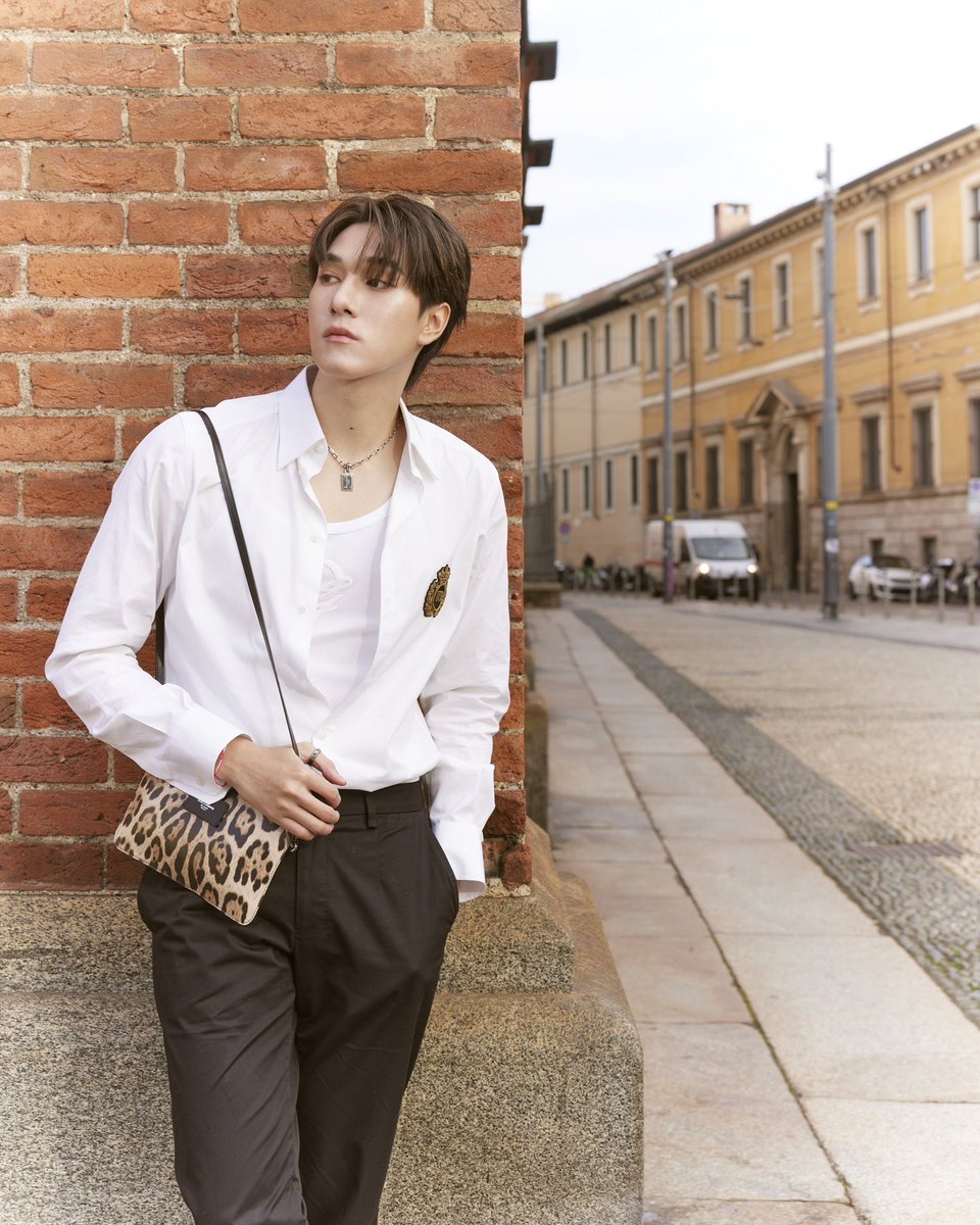 bazaarthailand's tweet photo. ลุค Street Style ในวันสบายๆ ในเมืองมิลานของนักแสดงหนุ่มนานิ หิรัญกฤษฎิ์ โททัลลุคเรียบหรูทั้งหมดจากคอลเลกชั่น Pre-Spring 2025 จาก Dolce&amp;Gabbana

#hirunkit_ 
#DolceGabbana 
#NANIxDolceGabbana https://t.co/KyIgbPnifG