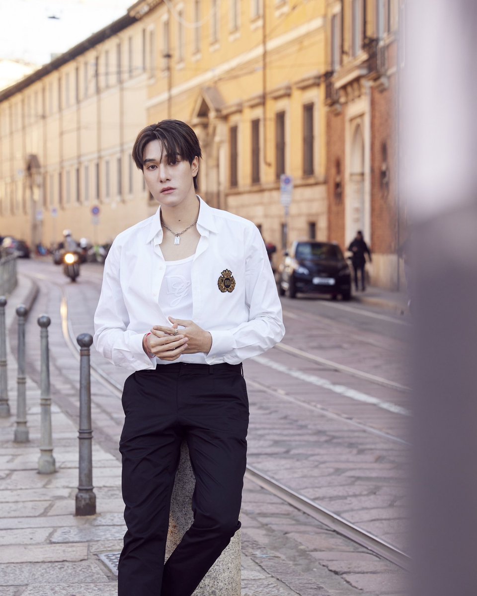 bazaarthailand's tweet photo. ลุค Street Style ในวันสบายๆ ในเมืองมิลานของนักแสดงหนุ่มนานิ หิรัญกฤษฎิ์ โททัลลุคเรียบหรูทั้งหมดจากคอลเลกชั่น Pre-Spring 2025 จาก Dolce&amp;Gabbana

#hirunkit_ 
#DolceGabbana 
#NANIxDolceGabbana https://t.co/LzijrLpTGW