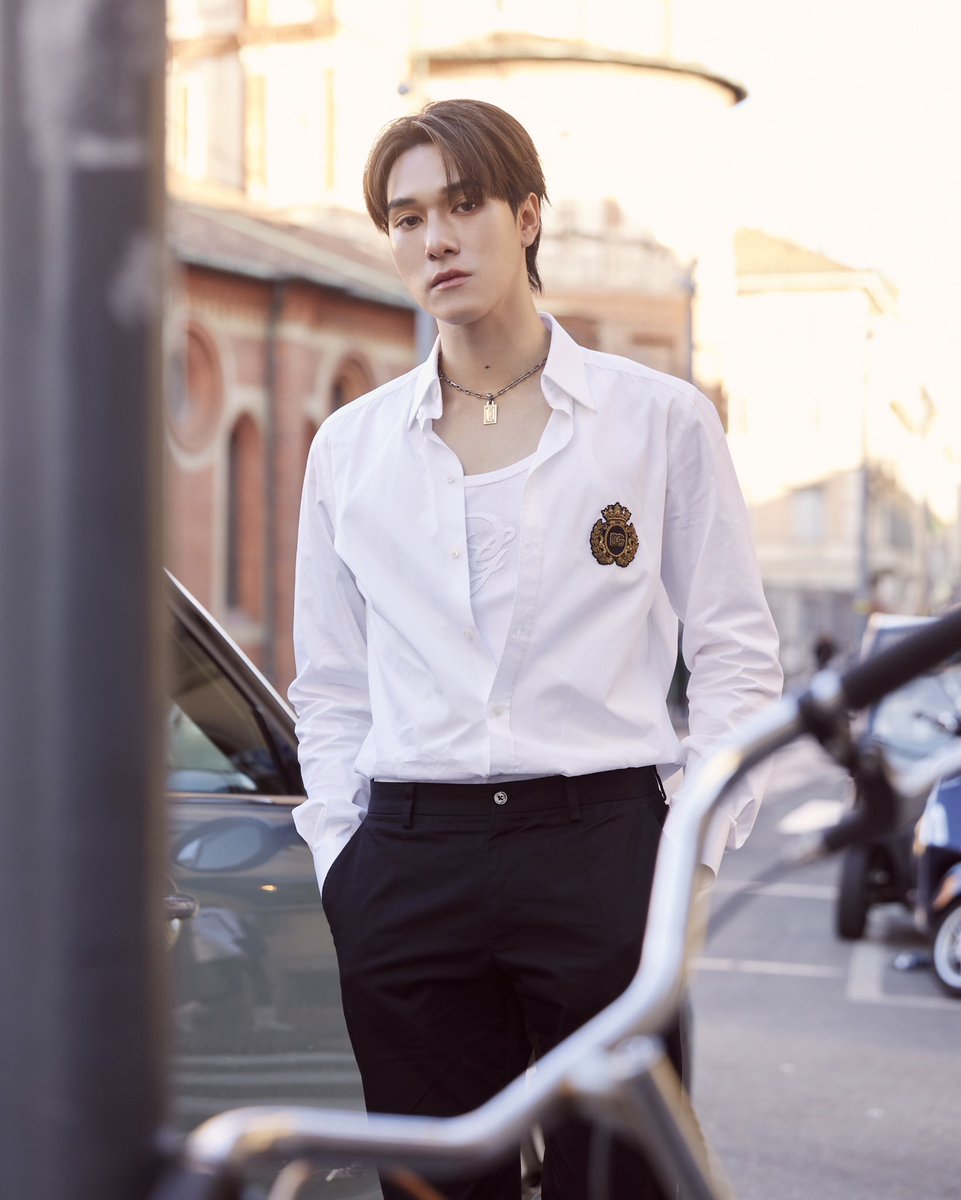 bazaarthailand's tweet photo. ลุค Street Style ในวันสบายๆ ในเมืองมิลานของนักแสดงหนุ่มนานิ หิรัญกฤษฎิ์ โททัลลุคเรียบหรูทั้งหมดจากคอลเลกชั่น Pre-Spring 2025 จาก Dolce&amp;Gabbana

#hirunkit_ 
#DolceGabbana 
#NANIxDolceGabbana https://t.co/LzijrLpTGW