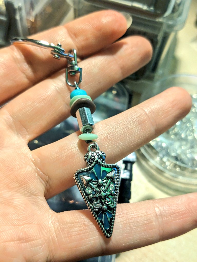quest_he's tweet photo. showed some love to these beautiful treasures who lost their partners 🛡️🦪🐚✨ #questhe #trinkets #GlowInTheDarkArt #SimplePleasures #WhenLifeGivesYouLemons #MakeArt https://t.co/ZyFykLfPlv