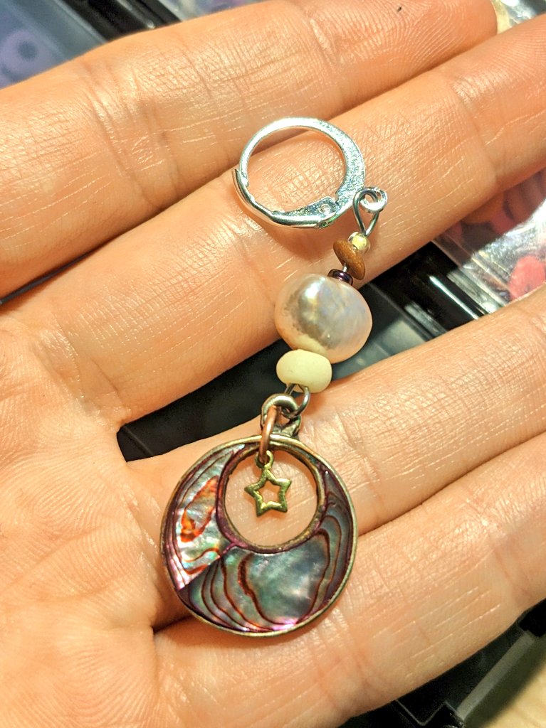 quest_he's tweet photo. showed some love to these beautiful treasures who lost their partners 🛡️🦪🐚✨ #questhe #trinkets #GlowInTheDarkArt #SimplePleasures #WhenLifeGivesYouLemons #MakeArt https://t.co/ZyFykLfPlv