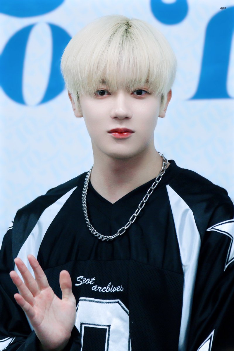 _gjbt's tweet photo. 241116 도쿄 「TO.」 미니토크쇼

#OMEGA_X #오메가엑스  
#예찬 #YECHAN https://t.co/mPIJoY7Dmh