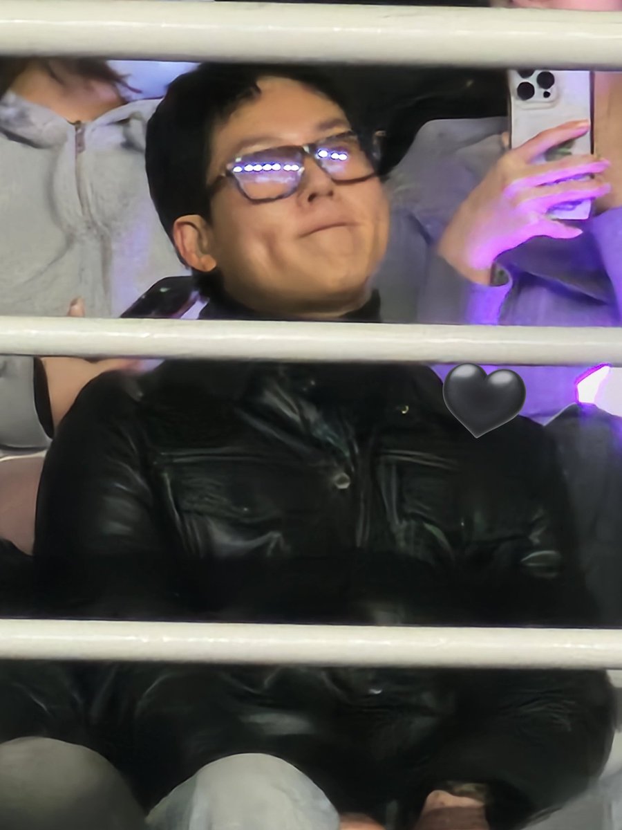 honey_fondue's tweet photo. 진짜 머리아픈게 팔 뭔데? 왜 같은 자켓인데 왤케 껴요? 벌크업 뭔일이야? https://t.co/yNkjIpNEK7