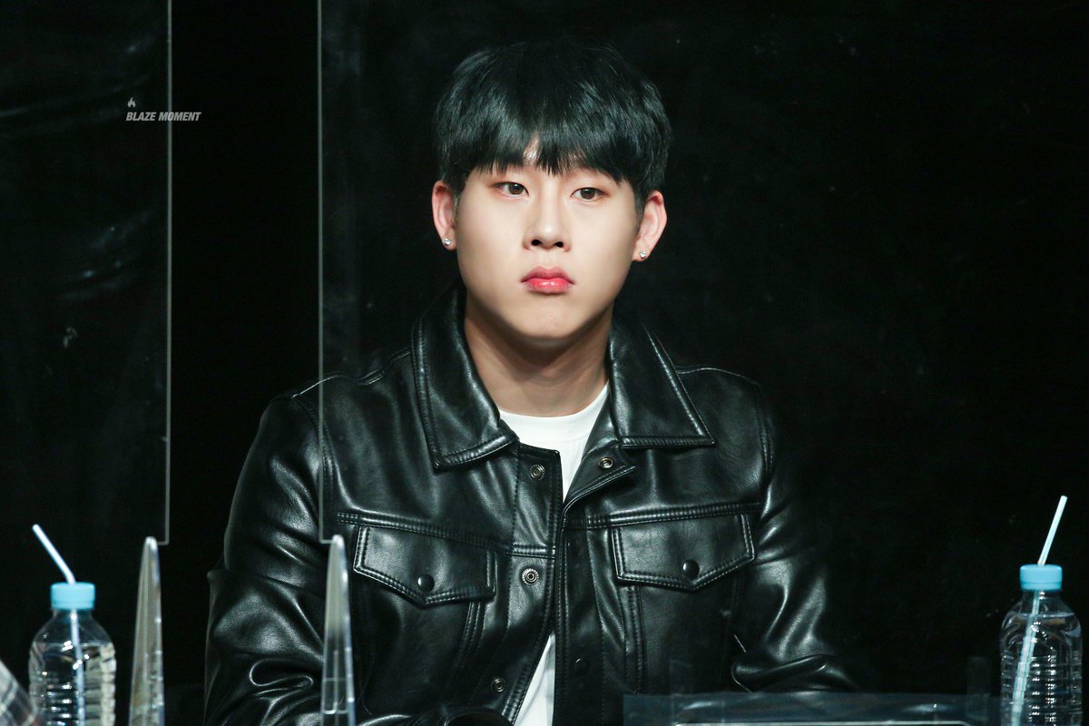 honey_fondue's tweet photo. 진짜 머리아픈게 팔 뭔데? 왜 같은 자켓인데 왤케 껴요? 벌크업 뭔일이야? https://t.co/yNkjIpNEK7