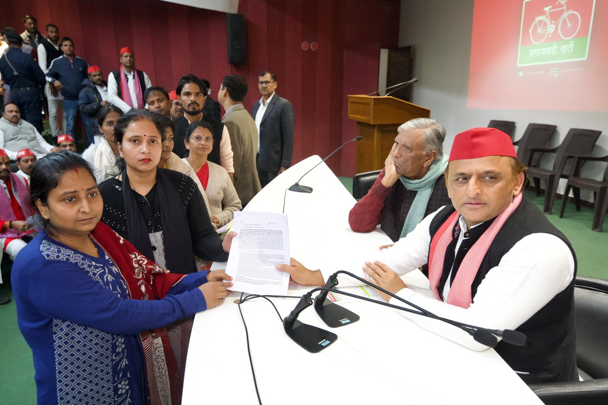 भाजपा/योगी सरकार से जनता निराश हो चुकी है इसीलिए अब सपा कार्यालय न्याय दिलवाने की आस में लोग आ रहा हैं और इसी क्रम में आज कुछ लोग आए जिन्होंने अपनी व्यथा सुनाई👇

अमेठी के कमरौली जगदीशपुर में बीते 30 सितंबर 2024 को भारत हेवी इलेक्ट्रिकल लिमिटेड की टाउनशिप के आठ घरों से लगभग 70
