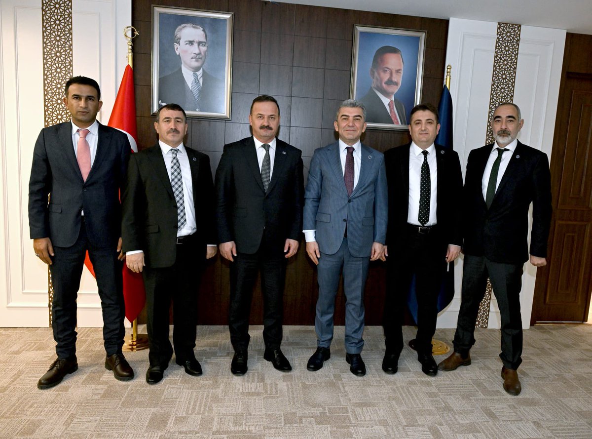 Hürriyetçi Eğitim Sen Yönetim Kurulu üyelerimizle A Parti Genel Başkanı Sayın Yavuz Ağıralioğlu'nu Genel Merkezlerinde ziyaret ederek, kamu çalışanları'nın sorunları ve çözüm yolları üzerine sohbet ettik. 
Sayın Genel Başkana misafirperverliği için teşekkür ederiz.