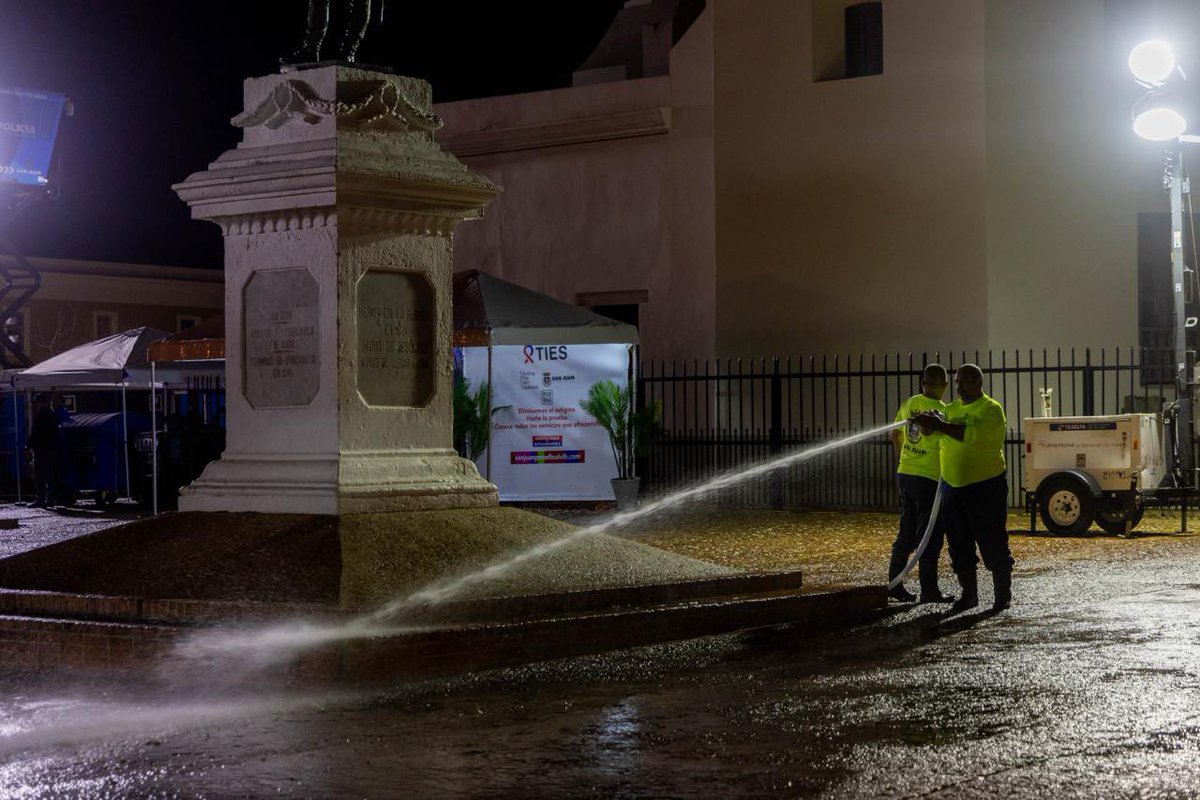 Miguel_Romero_'s tweet photo. Tras una asistencia histórica que ronda las 179,000 personas en el 1er día, #SanJuan ya está listo para el segundo día de las #SanSe2025. ¡Gracias al equipo municipal y a nuestra gente de Operaciones y Ornato! https://t.co/29thueNpAX