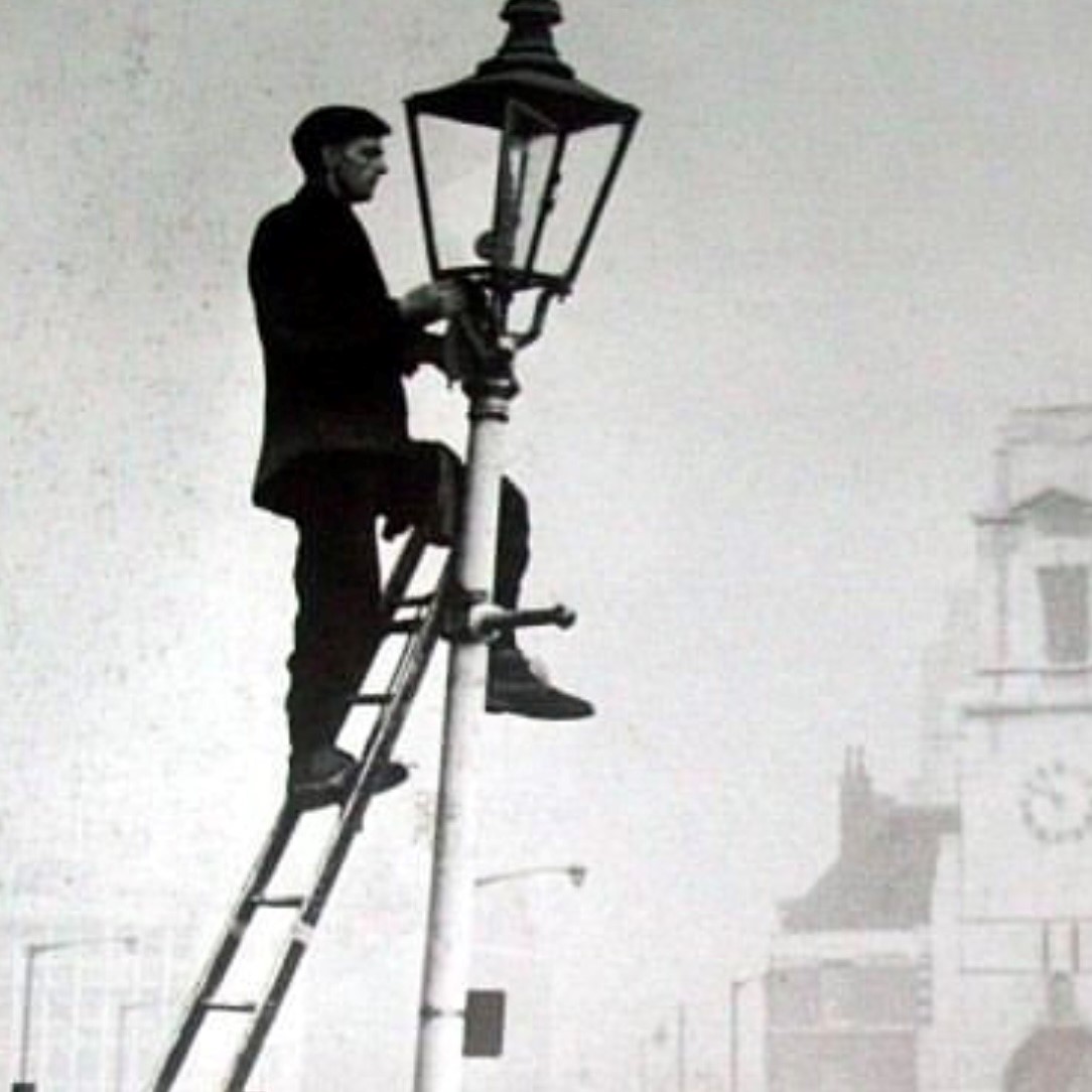 BhamRoundhouse's tweet image. Our first fact of the 2025!
Lamplighters once lit Birmingham’s streets with gas lamps, or using a lighting stick to light the lamps from below. The Roundhouse served as a base for dedicated lamplighters. At its peak, Birmingham boasted around 35,000 gas lamps.
#FridayFact
