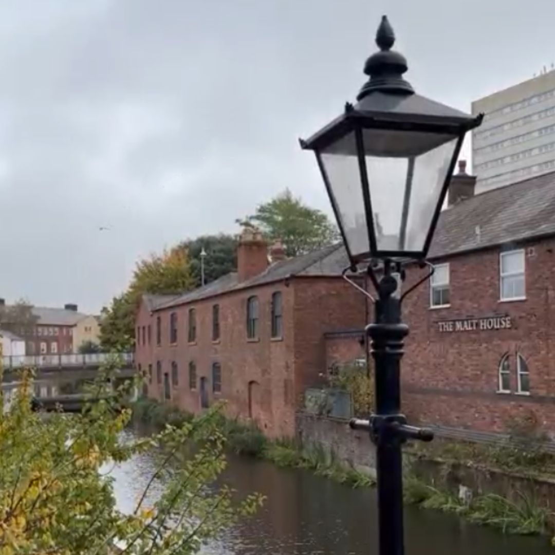 BhamRoundhouse's tweet image. Our first fact of the 2025!
Lamplighters once lit Birmingham’s streets with gas lamps, or using a lighting stick to light the lamps from below. The Roundhouse served as a base for dedicated lamplighters. At its peak, Birmingham boasted around 35,000 gas lamps.
#FridayFact