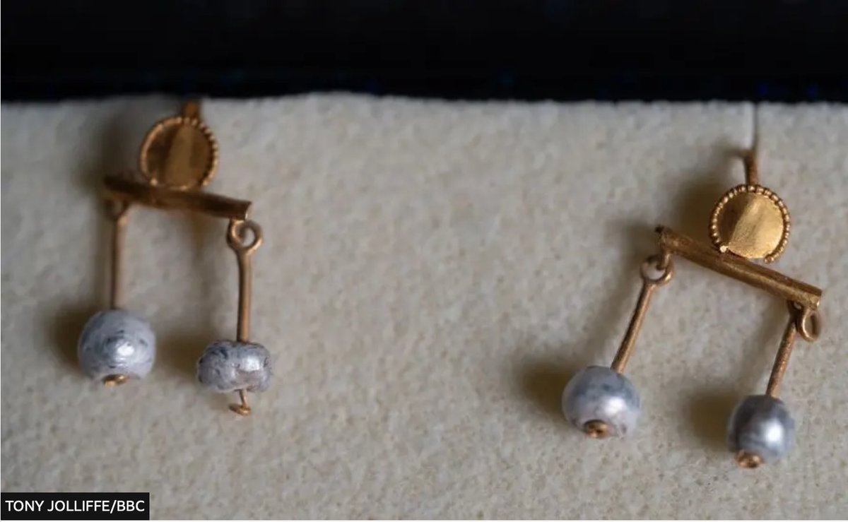 Thrilling discovery of a #Pompeii bathhouse! I'm also enthusiastic about the earrings which are of a style called 'crotalia'. They were v fashionable in the 1st century and made little rattling noises as the pearls swung together. Moralist Pliny hated them bbc.co.uk/news/articles/…