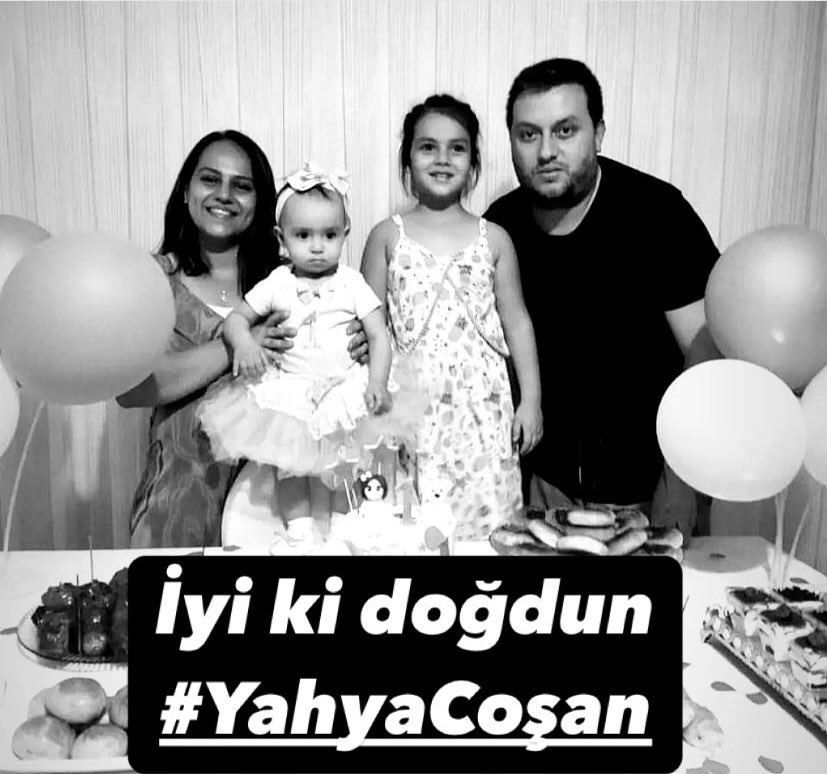 Tribünde bir ömür…
Deprem felaketinde hayatını kaybeden Yahya Coşan abimizin bugün doğum günü,İyi ki doğdun iyiki seni tanıdık…
Mekanınız Cennet Olsun…