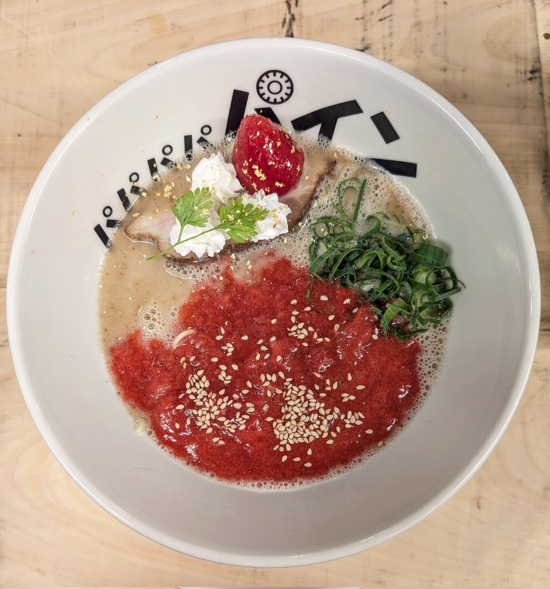 paishio's tweet photo. 明日から限定

イチゴ豚骨ラーメン

「ショートンケーキ」

提供致します!

限定120食作りました!

1日5人しか来ないラーメン屋なので、24日間提供できる計算になります。

甘いケーキを食べた後、しょっぱいラーメン食べたくなりませんか？それを同時に叶えられる夢のような１杯となっております。 https://t.co/3X8igMqAey
