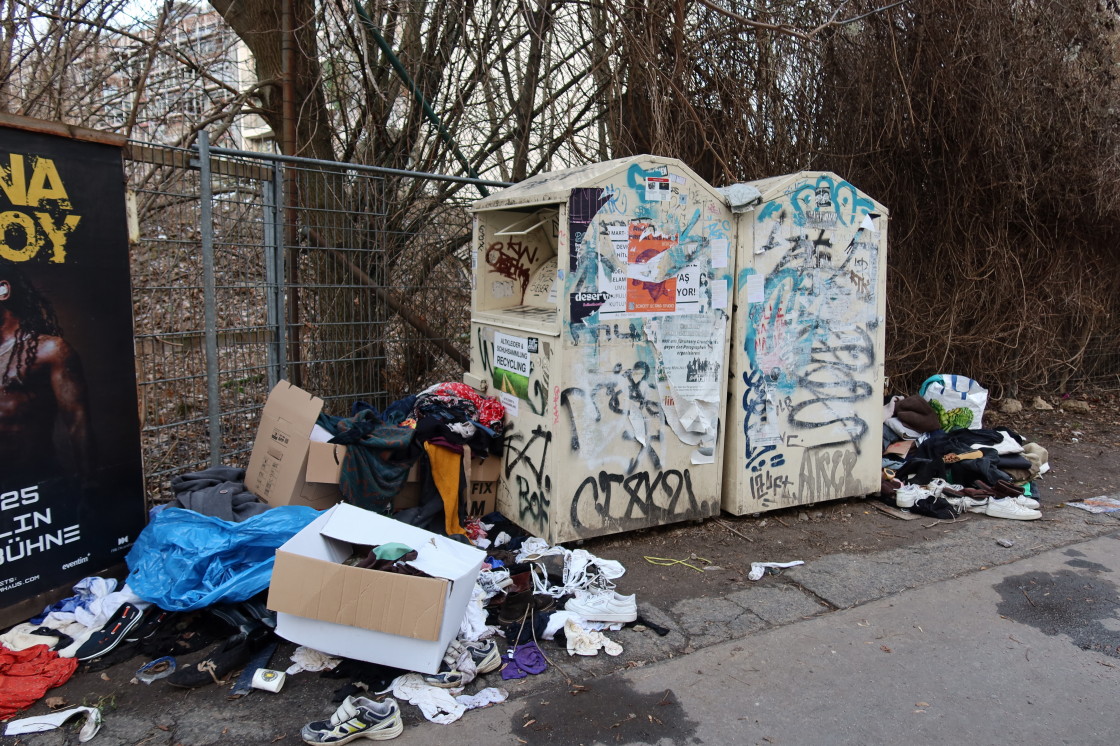 LuisenstadtF's tweet photo. In der Mail heißt es, dass die BSR nur Abfälle im öffentlichen Straßenland beseitigt. Das verstehe sogar ich. #Sebastianstr #berlin #mitte https://t.co/A9XiAY3HKo