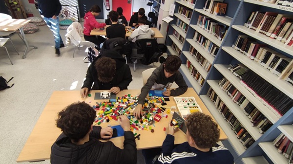 La primera quincena de enero ha sido muy productiva para los escolares que han participado en nuestra Escuela de Emprendedores aprendiendo sobre:
 
💡 Comunicación y motivación
🧩 Metodología Lego® Serious Play®
🗣️ Comunicación efectiva
ℹ️🅰️ Inteligencia artificial

#PlanTCUE