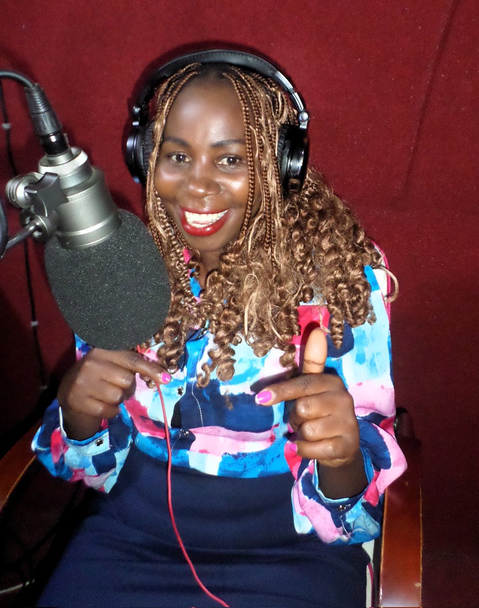 Rubirizifm's tweet photo. "IT'S LUNCHTIME!
Take a break and tune in to #AfternoonDrive with #Jaz .
We've got a delicious serving of:
Hot country music
Juicy gossip and news
Tag a friend who's grabbing lunch!
#LunchtimeRadio #LunchBreak #RadioLove" https://t.co/oc0udUUzrM