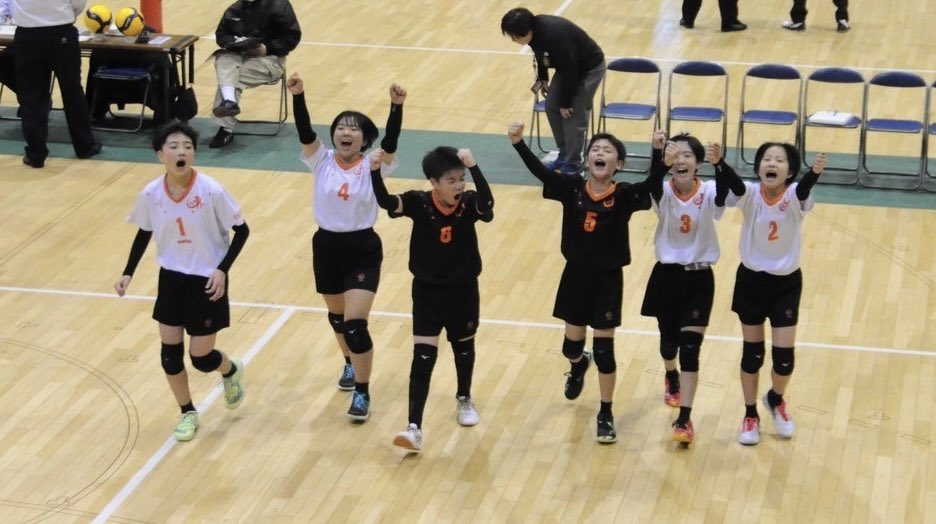 HigashiEasters's tweet photo. 監督の松谷です
先日北海道No.1を決める選抜優勝大会がありました。
結果は3位。女子エースのチームとして、混合王者の遠別さんにくらいつく事ができました。
自分達でゲームを作る、苦しい場面でもチャレンジする…できるようになりました。大会を開催運営してくださった皆様、ありがとうございました https://t.co/cw3tCGODB1