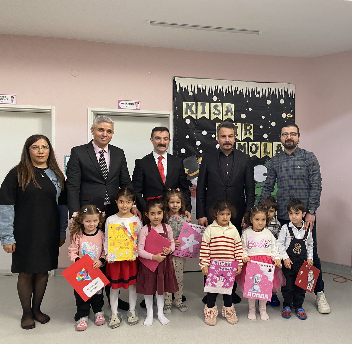 ZbeydeHanmAnao3's tweet photo. Birinci Dönem Sonu Karne Programımız Kaymakamımız Sn @BSerttas25 ,Belediye Başkanımız Sn @ibrahimpilavci ve İlçe Milli Eğitim Müdürümüz Sn @rasitsahin_  'in katılımı ile gerçekleştirildi.

@tcmeb 
@sakaryamem 
@taraklimem https://t.co/cBk6pF5VPT