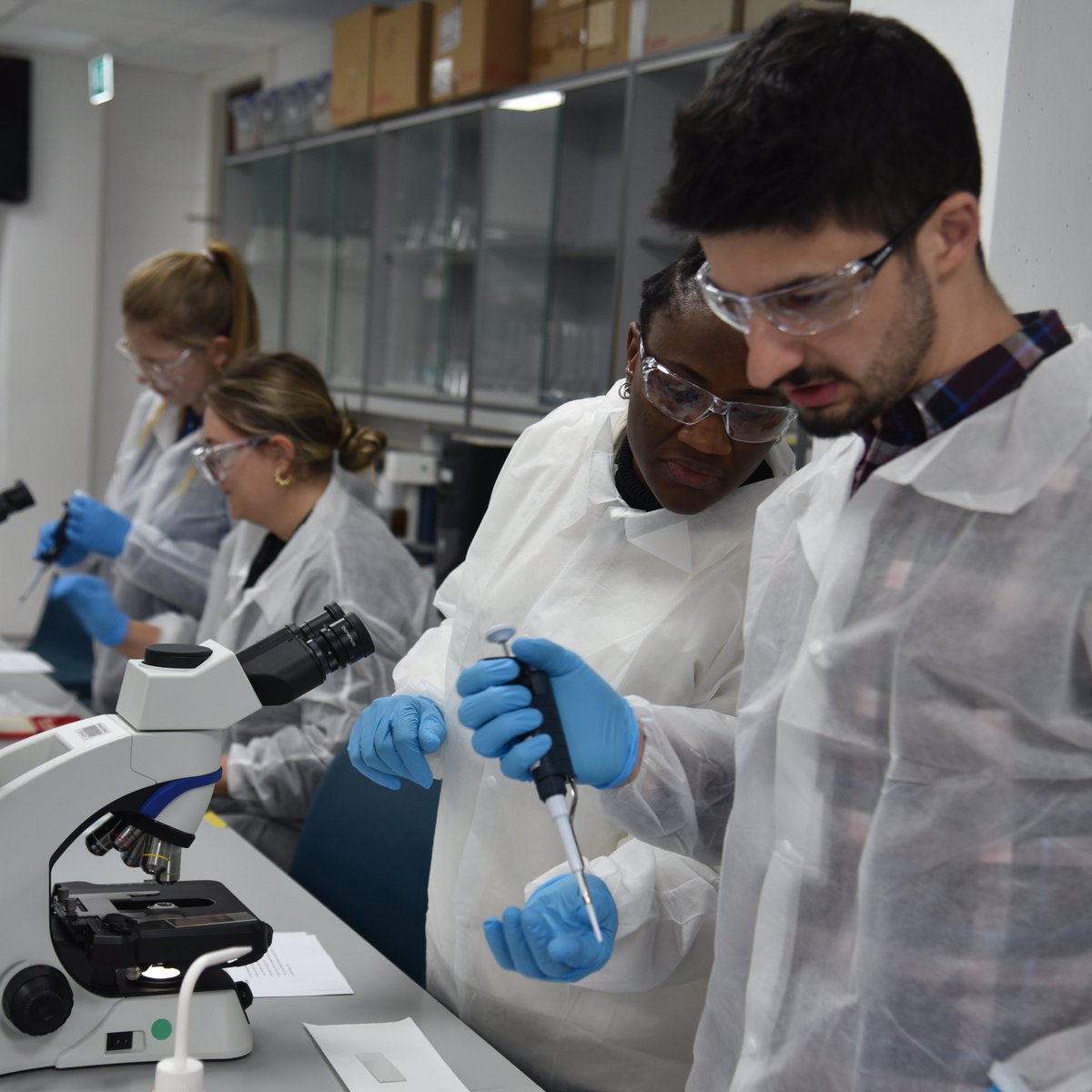 BullnetDN's tweet image. Lets get practical!! Our doctoral network really got involved with the practical elements of our first Training week, understanding semen analysis as well as handling the bovine female reproductive tract!  #Training #livestock #doctoralnetwork 🔬🔎