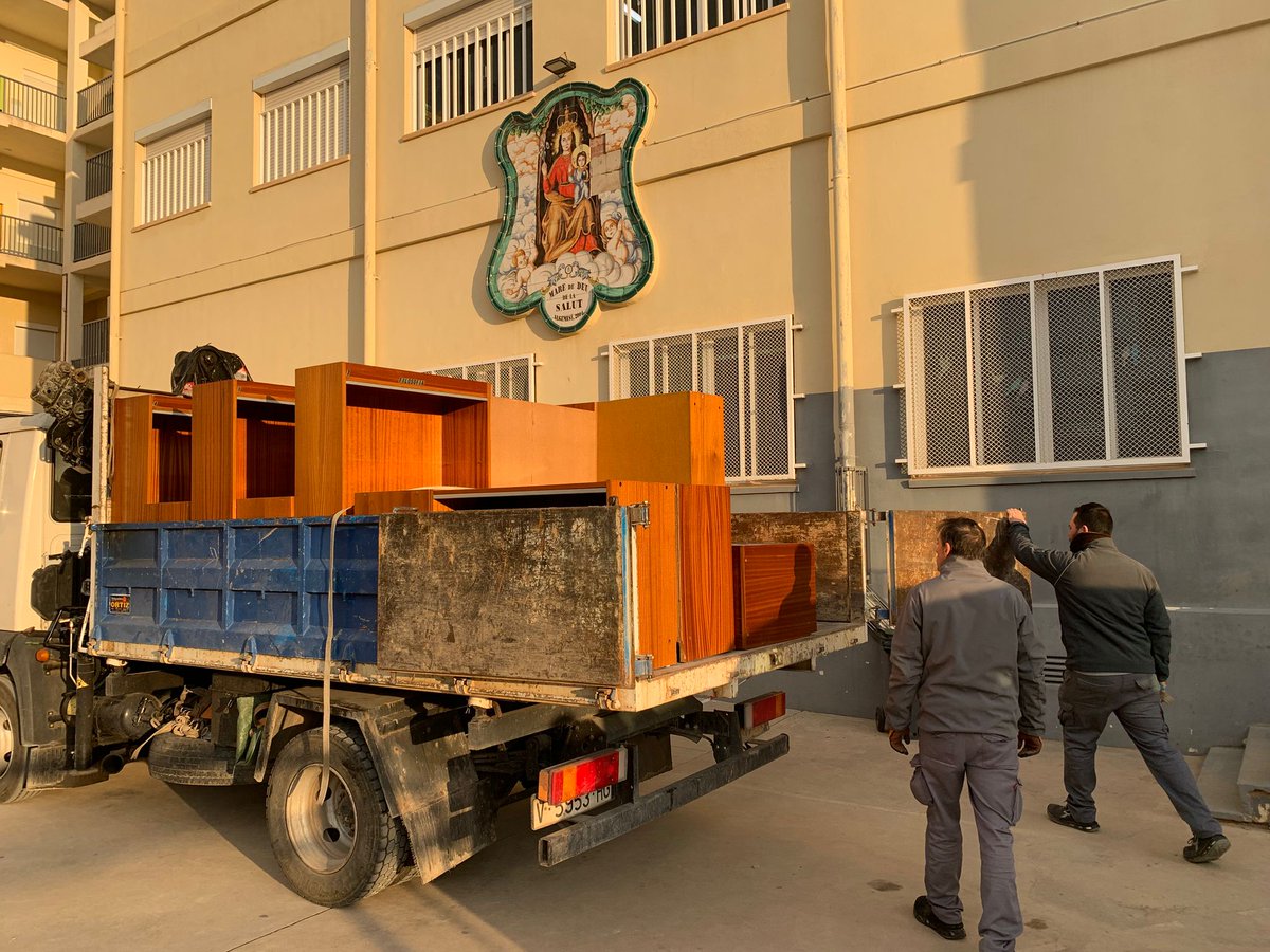 🚚Els centres educatius de Xàtiva han enviat aquesta setmana un nou camió carregat de material escolar per als centres educatius d’Algemesí agermanats afectats per la DANA.

👨‍🏫D'aquesta manera s'assegura l'enviament d'aquelles necessitats que han sol·licitat els mateixos centres.