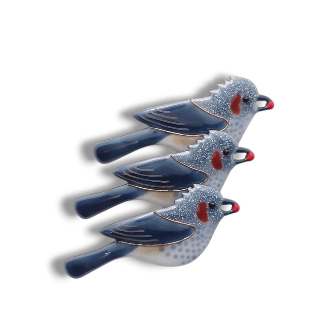HureshumaReiko's tweet image. #ヒヨドリ も完成しました。ナナカマドの実をパクッ。今年はナナカマドの実が豊作。樹の実好きな冬鳥たち、たくさん見られるかな?
翼と尾の配色に迷走した色見本も、最後にはそれっぽくなりました😊
#七宝 #七宝焼 #七宝ブローチ
#brown_eared_bulbul
#cloisonne #cloisonne_bird