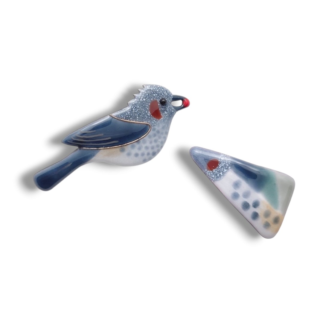 HureshumaReiko's tweet image. #ヒヨドリ も完成しました。ナナカマドの実をパクッ。今年はナナカマドの実が豊作。樹の実好きな冬鳥たち、たくさん見られるかな?
翼と尾の配色に迷走した色見本も、最後にはそれっぽくなりました😊
#七宝 #七宝焼 #七宝ブローチ
#brown_eared_bulbul
#cloisonne #cloisonne_bird