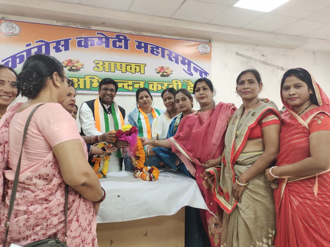 psharmainc's tweet photo. गतदिवस जिला महासमुंद में आगामी नगरीय निकाय चुनाव की तैयारियों को लेकर आयोजित बैठक में पर्यवेक्षक के रूप में सम्मिलित होकर विस्तृत विचार-विमर्श किया।  
चुनाव प्रक्रिया को सुचारू रूप से संपन्न करने हेतु सभी पदाधिकारियों एवं कार्यकर्ताओं को आवश्यक दिशा-निर्देश प्रदान किए।  
संगठन की मजबूती व समर्पण के साथ सफल चुनाव की रणनीति पर चर्चा की एवं सभी को आगामी चुनाव के लिए शुभकामनाएं दीं।

@bhupeshbaghel @DeepakBaijINC 
@INCIndia @IYC @INCChhattisgarh @IYCChhattisgarh